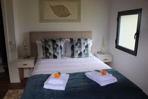 2 bedrooms, iron/ironing board, free WiFi, bed sheets - Casa Girassol window to the sun Air conditioned house Early booking 2026 22% Off (São Vivente)