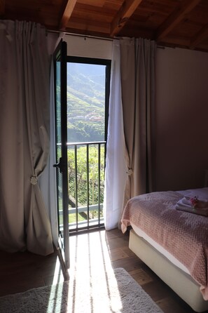 2 bedrooms, iron/ironing board, free WiFi, bed sheets - Casa Girassol window to the sun Air conditioned house Early booking 2026 22% Off (São Vivente)