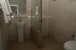 Doppia Deluxe | Bagno | Vasca, set di cortesia firmato, asciugamani, sapone