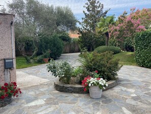 Property grounds - CORSICA VILLA RENTAL with SWIMMING POOL between BEACHES and MOUNTAINS (Ponte-Leccia)