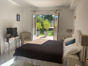 5 bedrooms, desk, iron/ironing board, travel crib