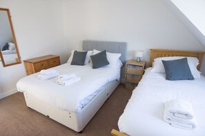 3 عدّة غرف نوم ومكتب ومكواة/لوح كي وسرير سفر