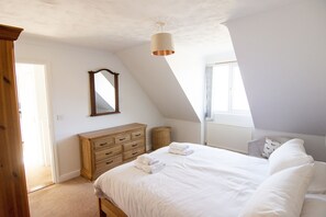 3 bedrooms, desk, iron/ironing board, travel cot