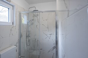 Mobile Home, 2 Bedrooms, Balcony, City View | Bathroom | Towels