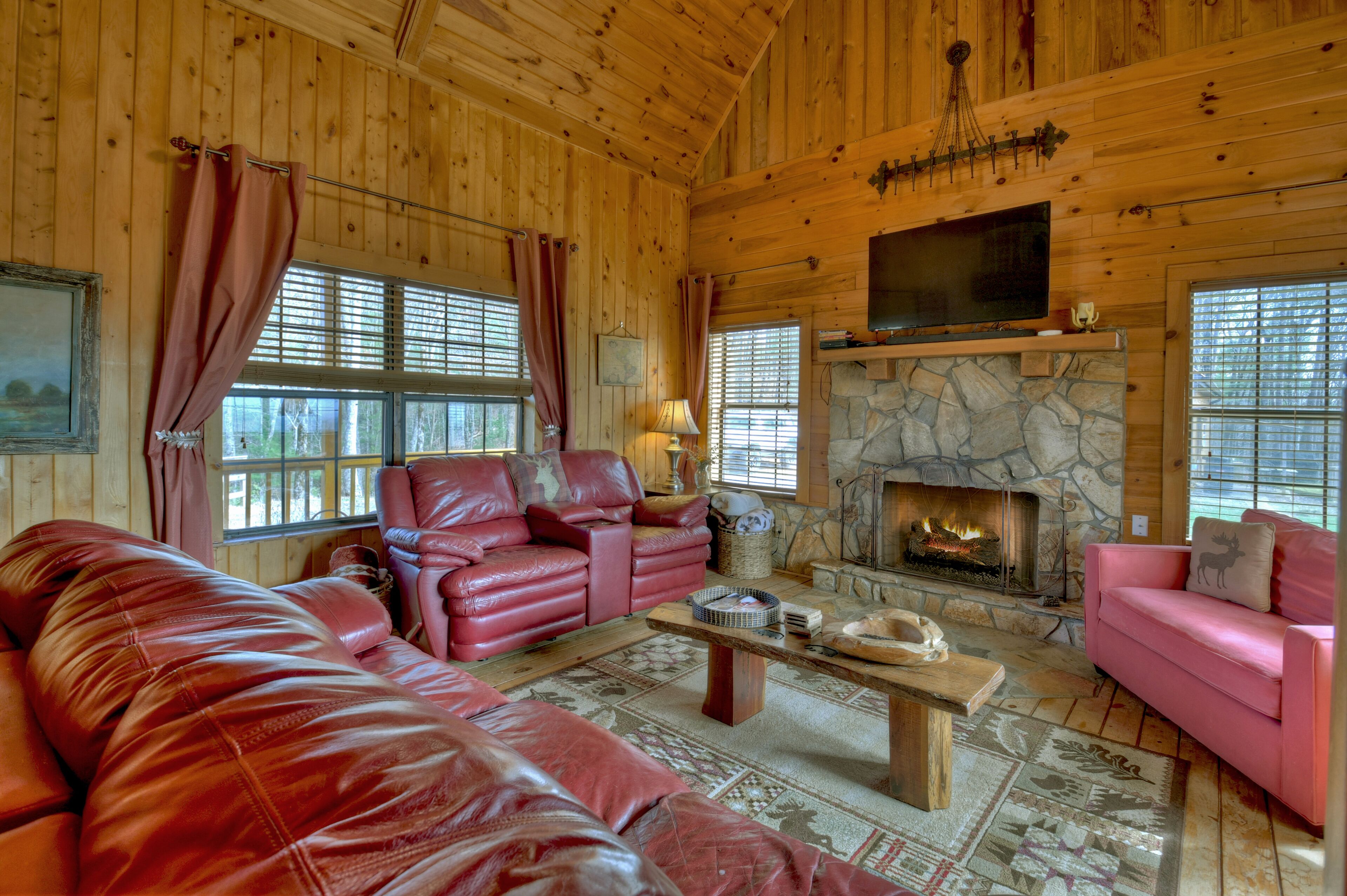 Lazy Bear Outlook is pet friendly and has an Incredible mountain view, hot tub, firepit and huge outdoor deck. Super private!! WiFi