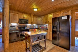 Fridge, microwave, oven, stovetop - Lazy Bear Outlook is pet friendly and has an Incredible mountain view, hot tub, firepit and huge outdoor deck. Super private!! WiFi (Ellijay)