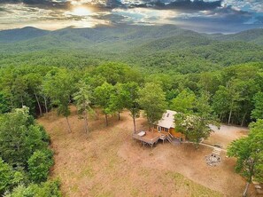 Exterior - Lazy Bear Outlook is pet friendly and has an Incredible mountain view, hot tub, firepit and huge outdoor deck. Super private!! WiFi (Ellijay)