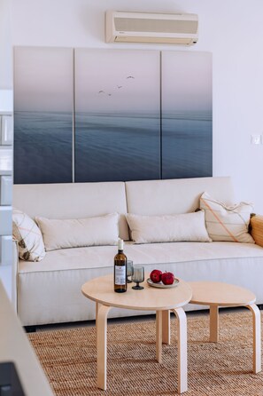 Apartamento, 2 quartos, sacada, vista para a cidade | Sala de estar