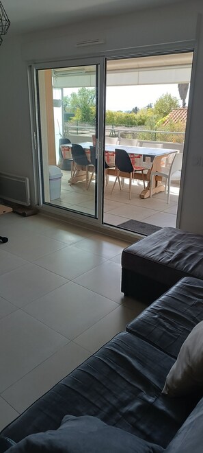 Living area - Very nice apartment with sea view, sleeps 4, 5 minutes from the beach (Saint-Laurent-du-Var)