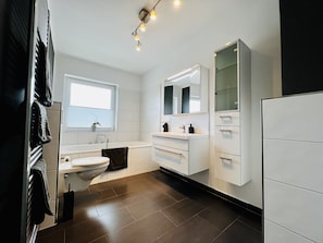 Dusche, Haartrockner, Handtücher, Seife