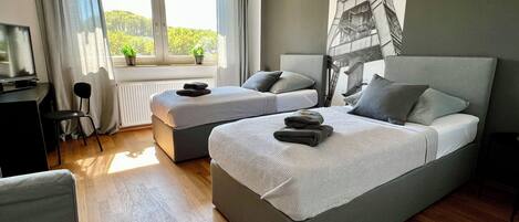 2 dormitorios, escritorio, tabla de planchar con plancha y cuna de viaje