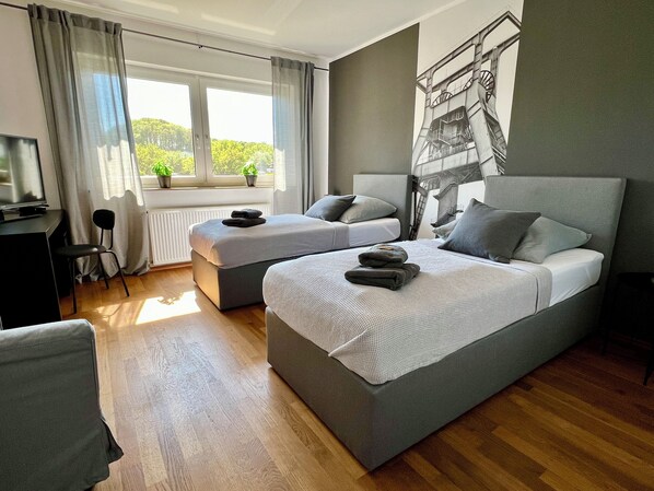 2 chambres, bureau, fer et planche à repasser, lit de bébé portatif