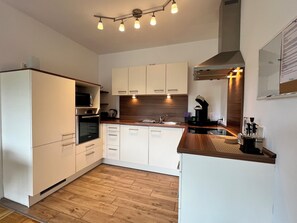 ثلاجة، ميكروويف، فرن، موقد طهي مسطح