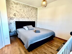 2 chambres, bureau, fer et planche à repasser, lit de bébé portatif