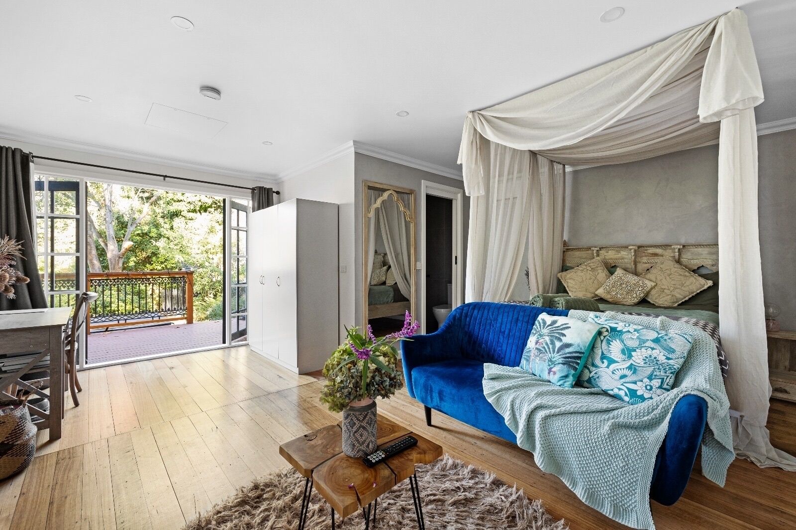 Smart-tv, eldstad och böcker