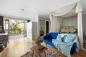 Smart TV, chimenea y libros 