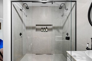 Douche, sèche-cheveux, serviettes fournies, savon