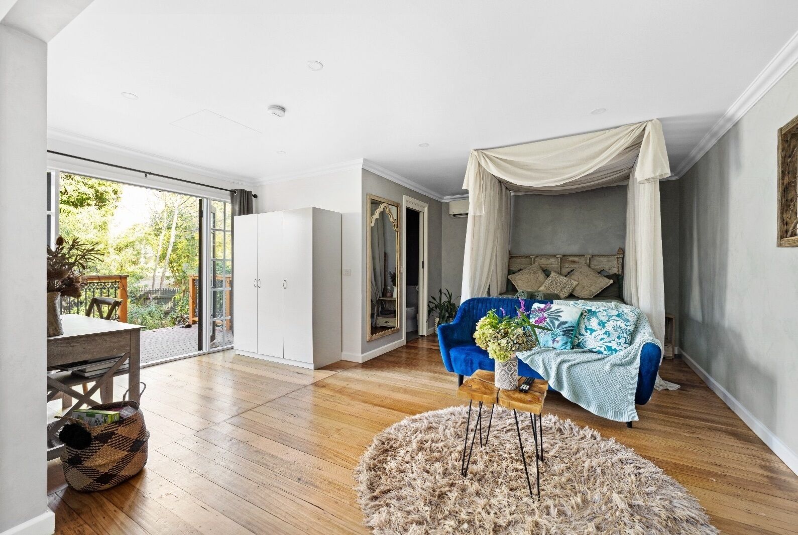 Smart TV, chimenea y libros 