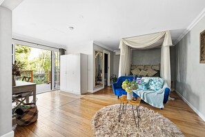 Smart TV, chimenea y libros 