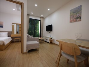 ستائر تعتيم وتجهيزات عازلة للصوت ومكواة/لوح كي وواي فاي مجانًا