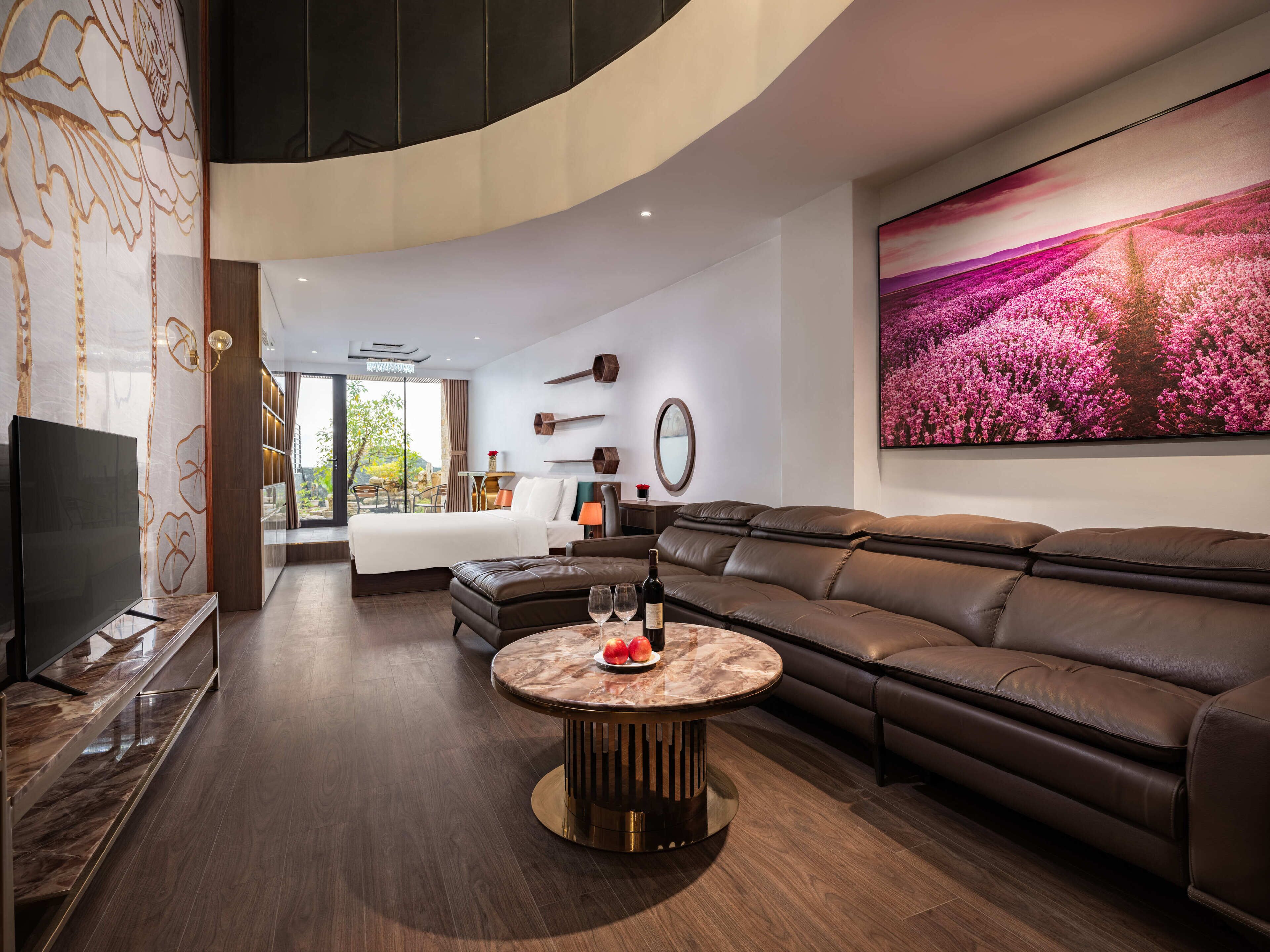 Panoramic Suite | Blackout drapes, soundproofing, iron/ironing board, free WiFi