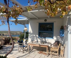 Outdoor dining - Amazing place : typical Cycladic family house (Akrotiri)