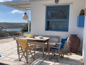 Outdoor dining - Amazing place : typical Cycladic family house (Akrotiri)