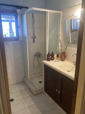 Haartrockner, Handtücher, Seife, Shampoo