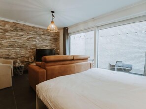 1 bedroom, desk, free Internet