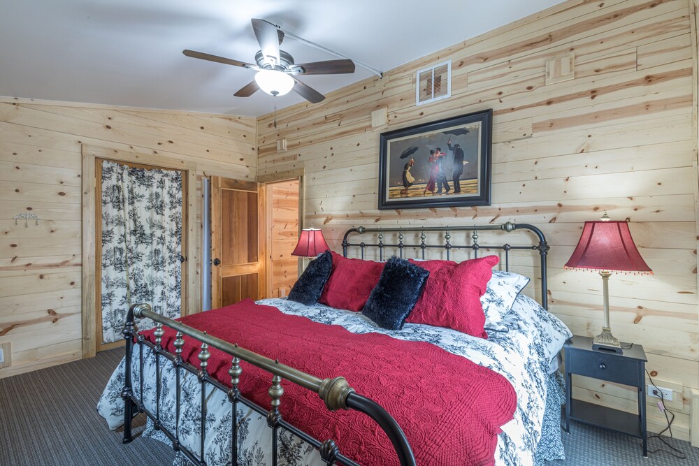 New Listing! Recently Remodled Mountain Cottage Walk to Downtown