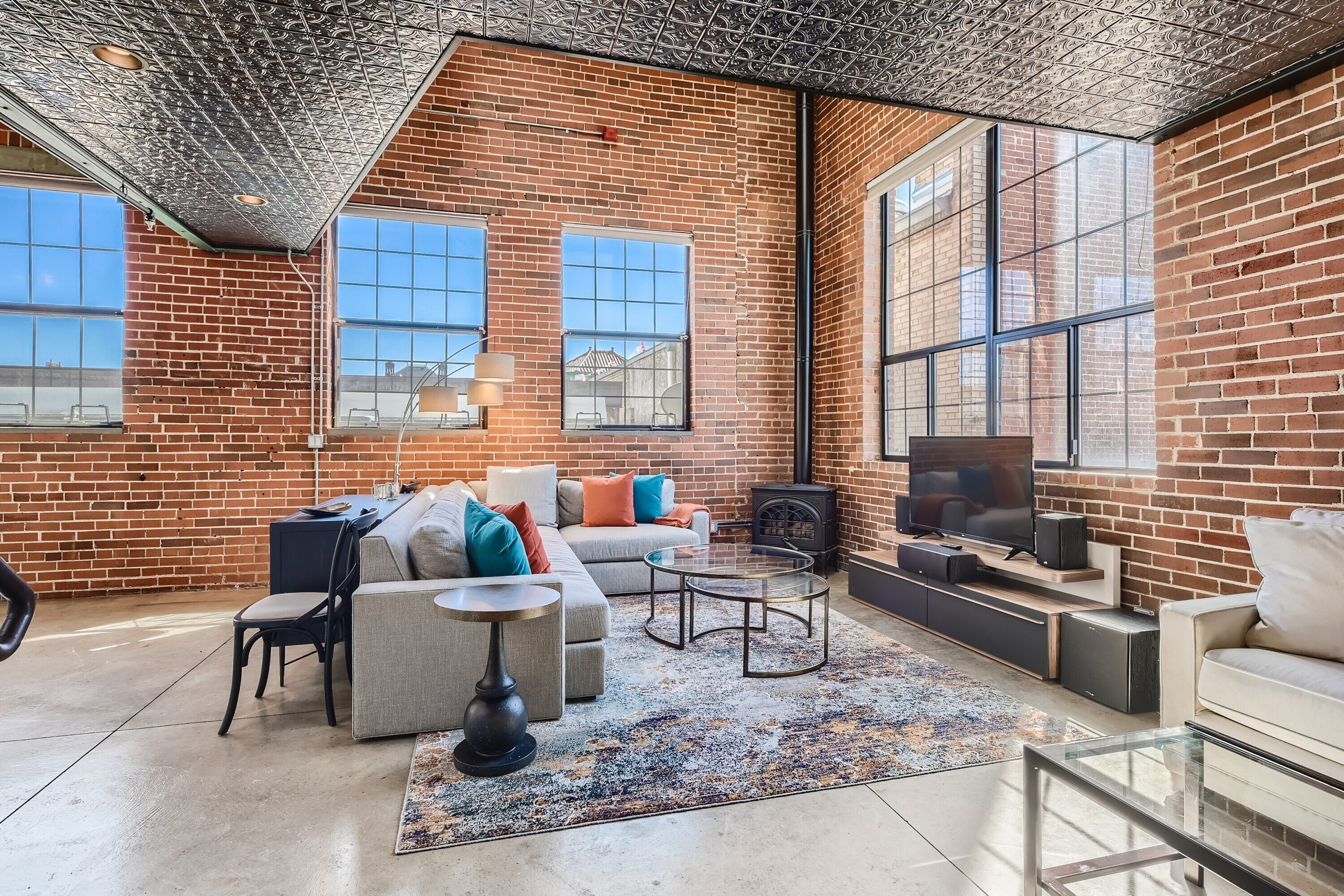 New! Capital Hill Apartment-Rooftop Deck with Grill -Fireplace -30 Day Rental