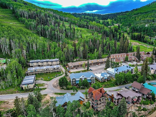 The Green Diamond (#132) | Close to Ski Lifts, Fireplace, 2 Balconies, Locker