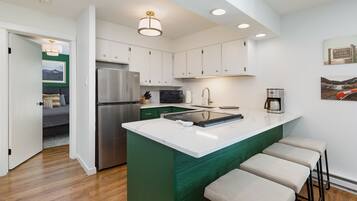 Kühlschrank, Mikrowelle, Ofen, Herdplatte