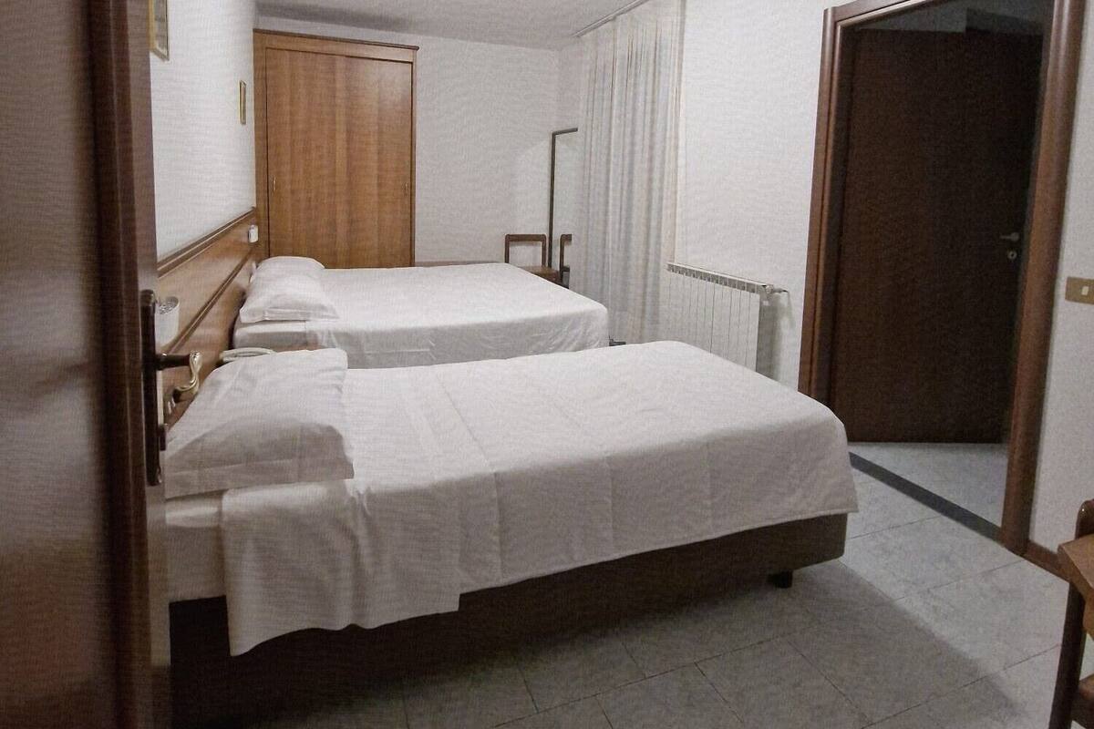 Cubrecamas, escritorio, tabla de planchar con plancha y wifi gratis