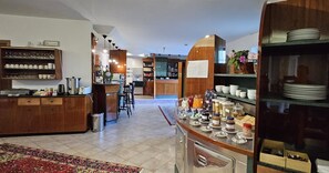 Frukostbuffé varje dag (EUR 8 per person)