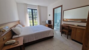 Panoramic Double Room, Balcony, Garden View | Peralatan tempat tidur premium, gebar bulu kapas, meja 