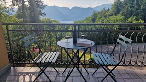 Dobbeltrom – panorama, balkong, utsikt mot innsjø | Terrasse/patio