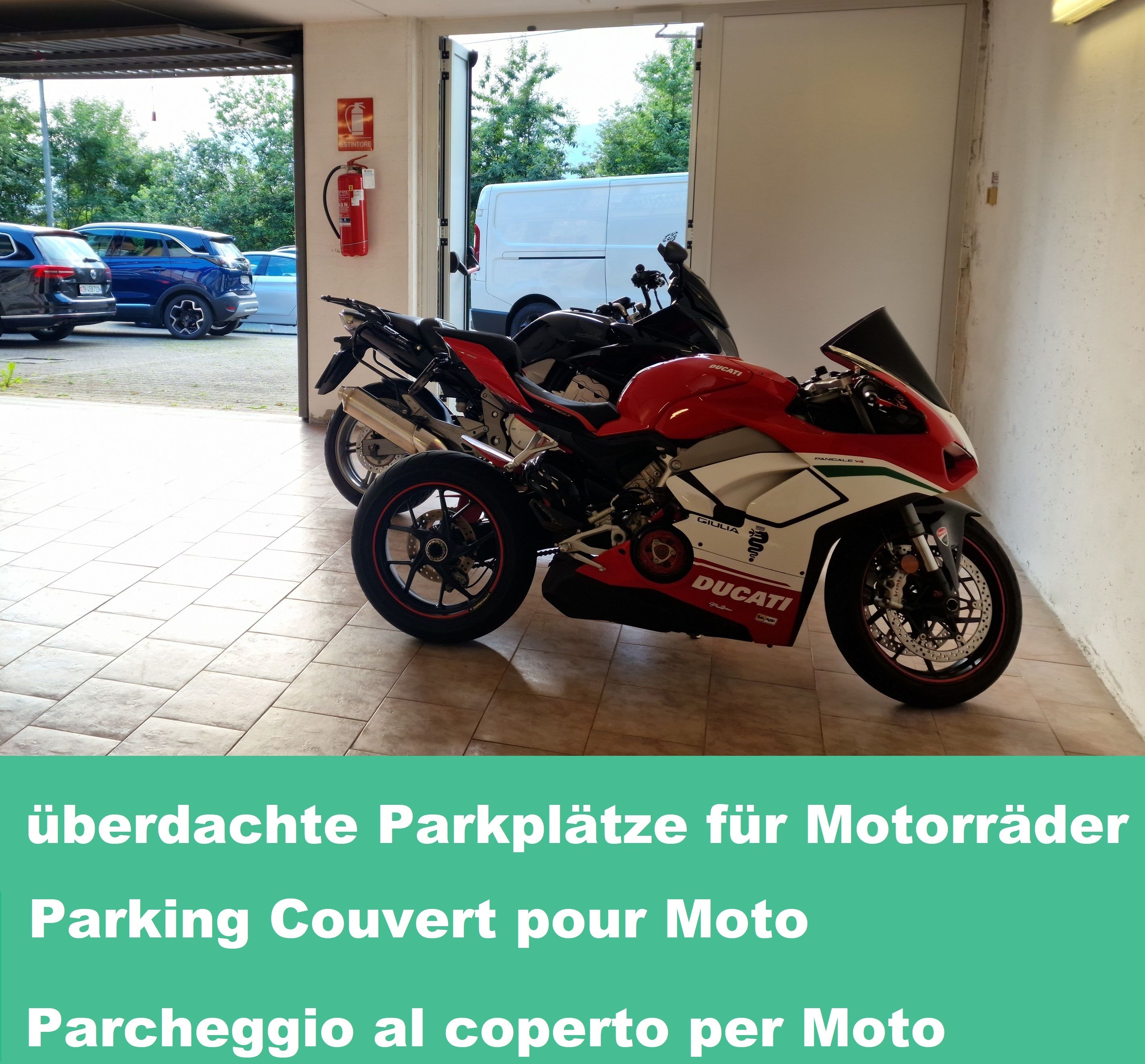 Un espace de stationnement pour motos doté d’un abri pour protéger les motos des intempéries.