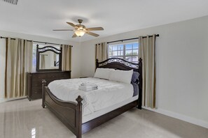 3 habitaciones, tabla de planchar con plancha y cuna de viaje 