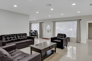 Smart TV - Luxury Miami Villa with Pool (Miami)