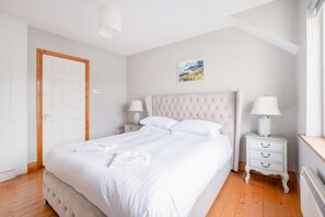 3 bedrooms, iron/ironing board, WiFi, bed sheets - Summercove 04 - Family Estate (Lahinch)