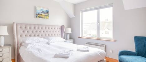 3 habitaciones, tabla de planchar con plancha, wifi y ropa de cama