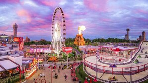 A theme park with a large Ferris wheel, a roller coaster, and a go-kart track. - Niagara Sleeps 6 Cozy 3bed 3bath Near Falls (Thorold)