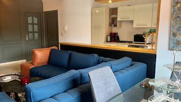 Apartment, 1 Bedroom, Smoking, Balcony | Living area