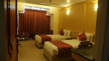 Deluxe Double Room | Minibar, individually decorated, individually furnished, desk