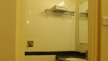 Deluxe Double Room | Bathroom | Towels