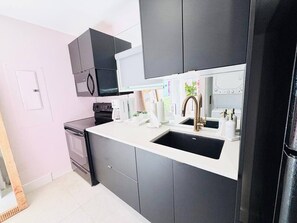 Refrigerador, microondas, horno y parrilla de estufa 
