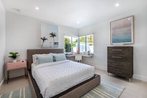 5 makuuhuonetta, työpöytä, silitysrauta/-lauta, vauvan matkasänky