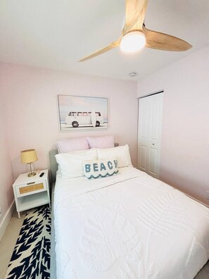 5 Schlafzimmer, Schreibtisch, Bügeleisen/Bügelbrett, Reisekinderbett
