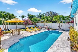 Utendørsbasseng og et oppvarmet basseng